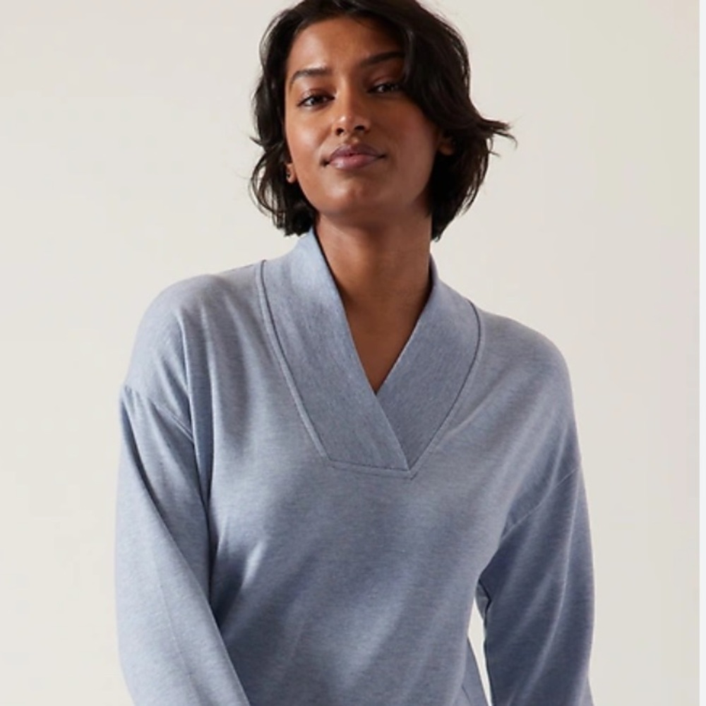 Athleta Gray V-Neck Like New Sweater Size Medium